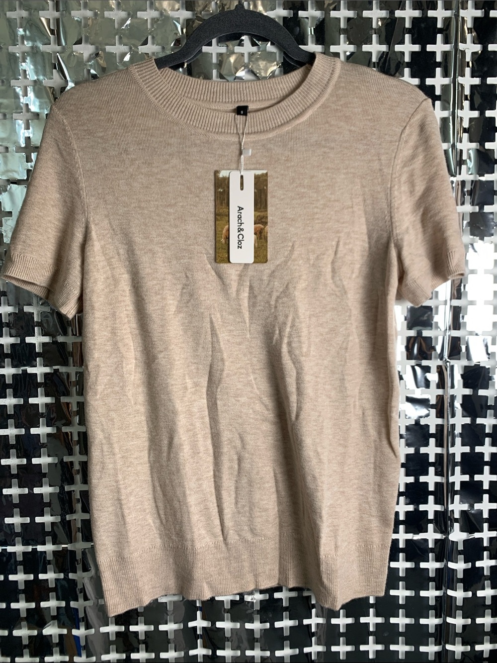 Arach&Cloz Short-Sleeve Crewneck Shirt in Beige